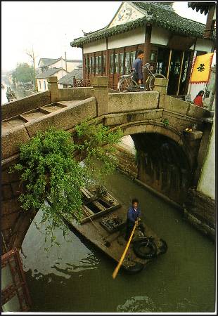 /images/imgs/asia/china/zhouzhuang-0001.jpg - A bridge at Zhouzhuang